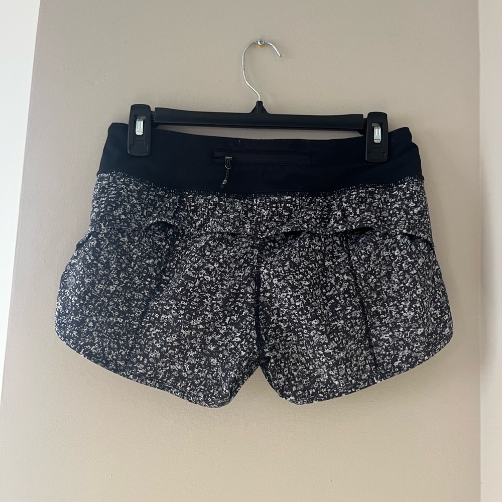 Lululemon black speed up shorts 2.5 inch inseam - Picture 2 of 5